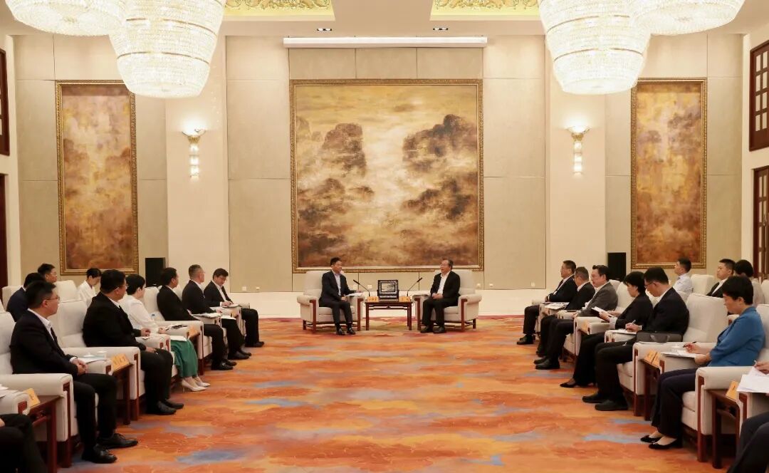 苏州市委书记范波、市长王维会见刘强东